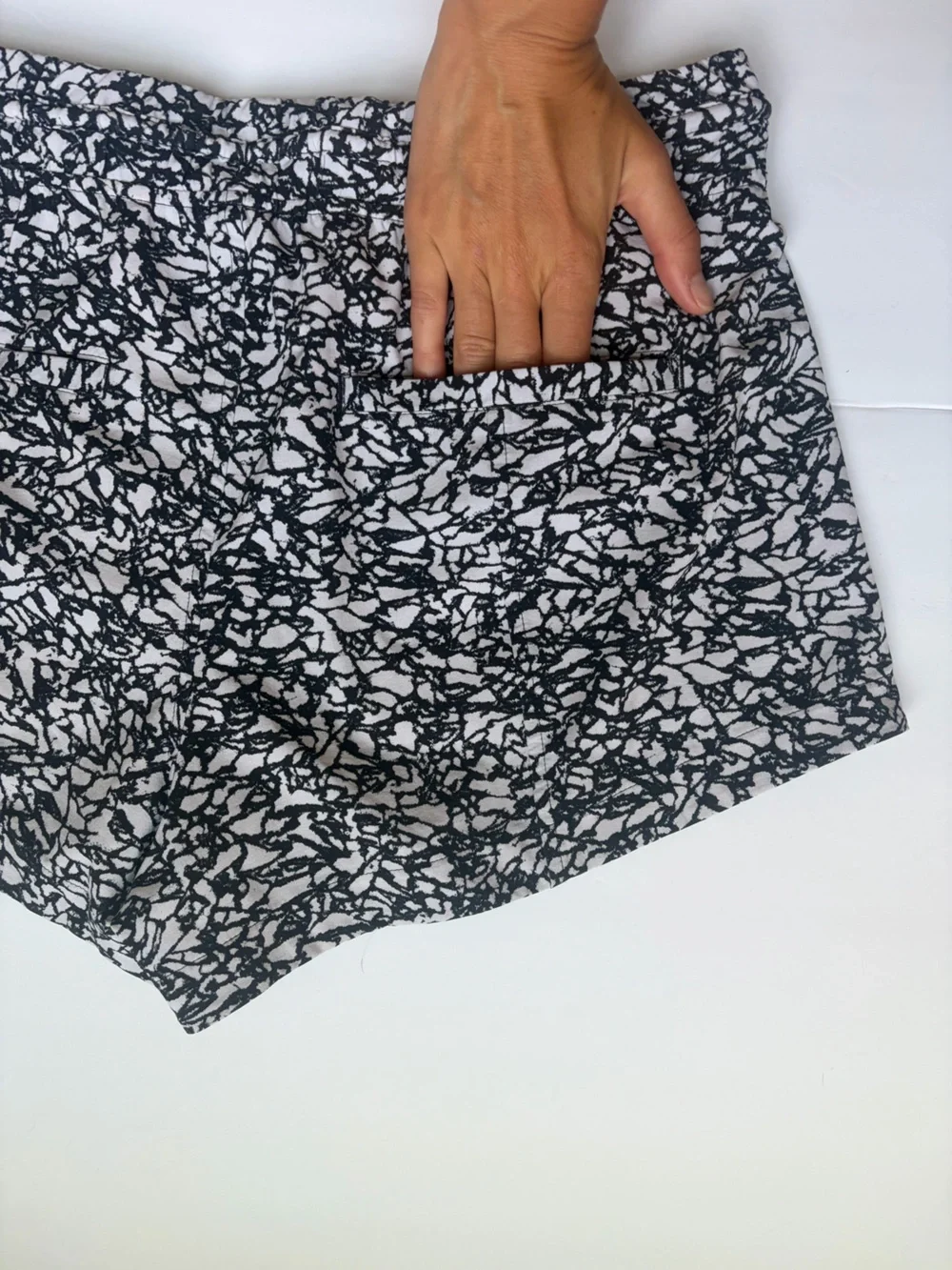 Lululemon Black White Abstract Print Performance Shorts Women's Size 6